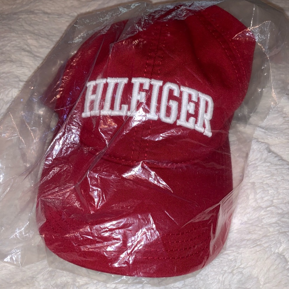 TOMMY HILFIGER RED HAT